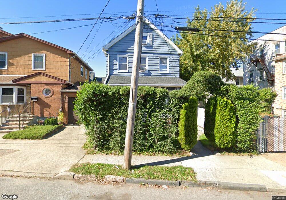 671 N Railroad Ave, Staten Island, NY 10304 - photo 1