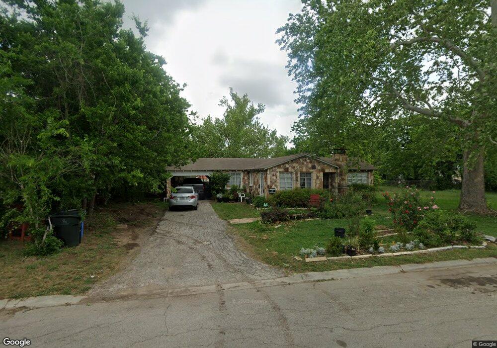 718 E Weinert St, Seguin, TX 78155 - photo 1