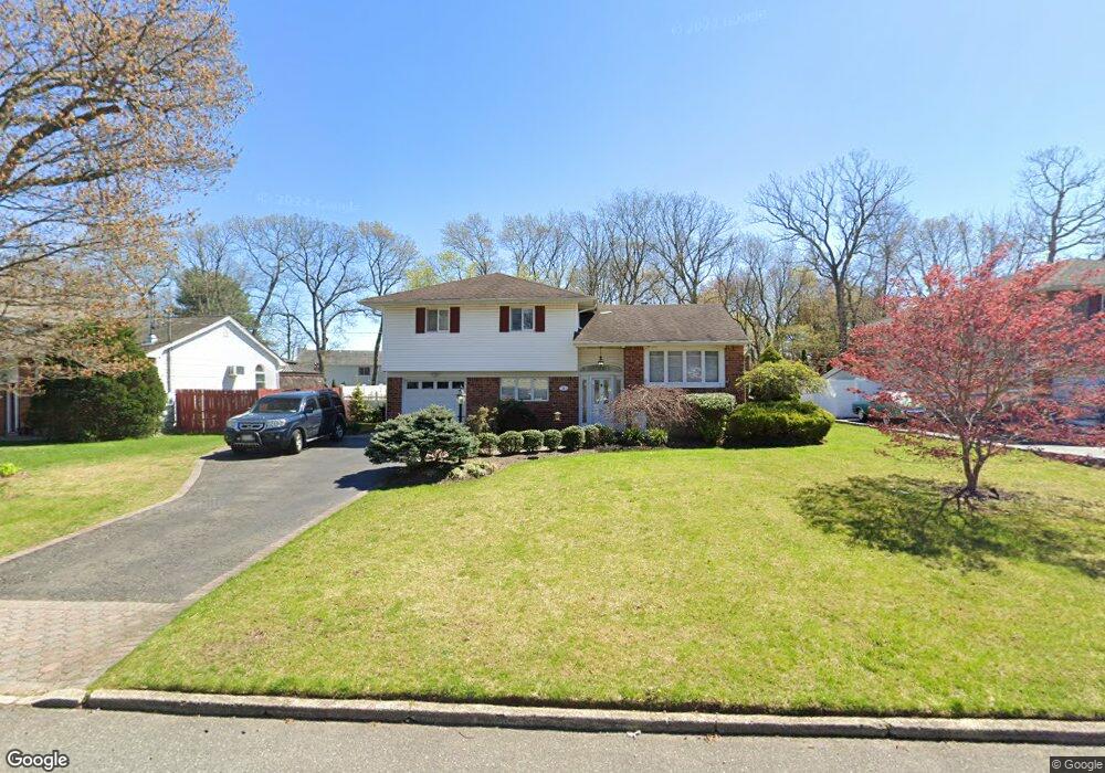 6 Radcliffe Rd, ComMacK, NY 11725 - photo 1