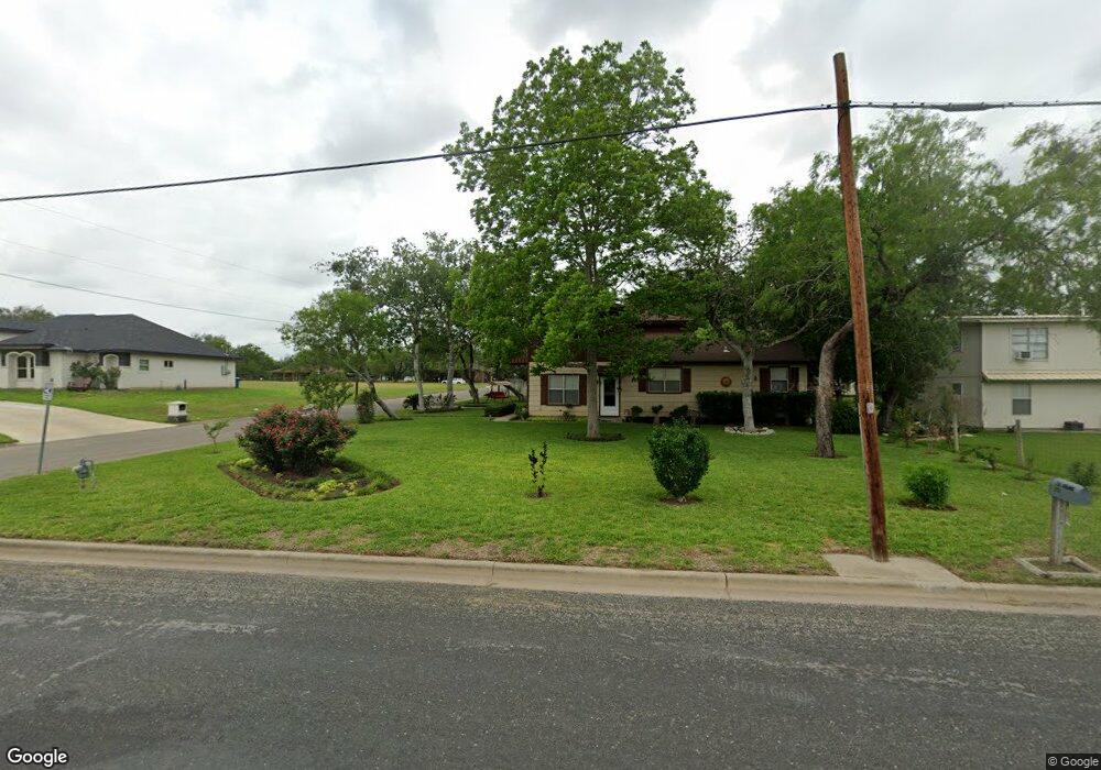 608 W Fannin St, Beeville, TX 78102 - photo 1