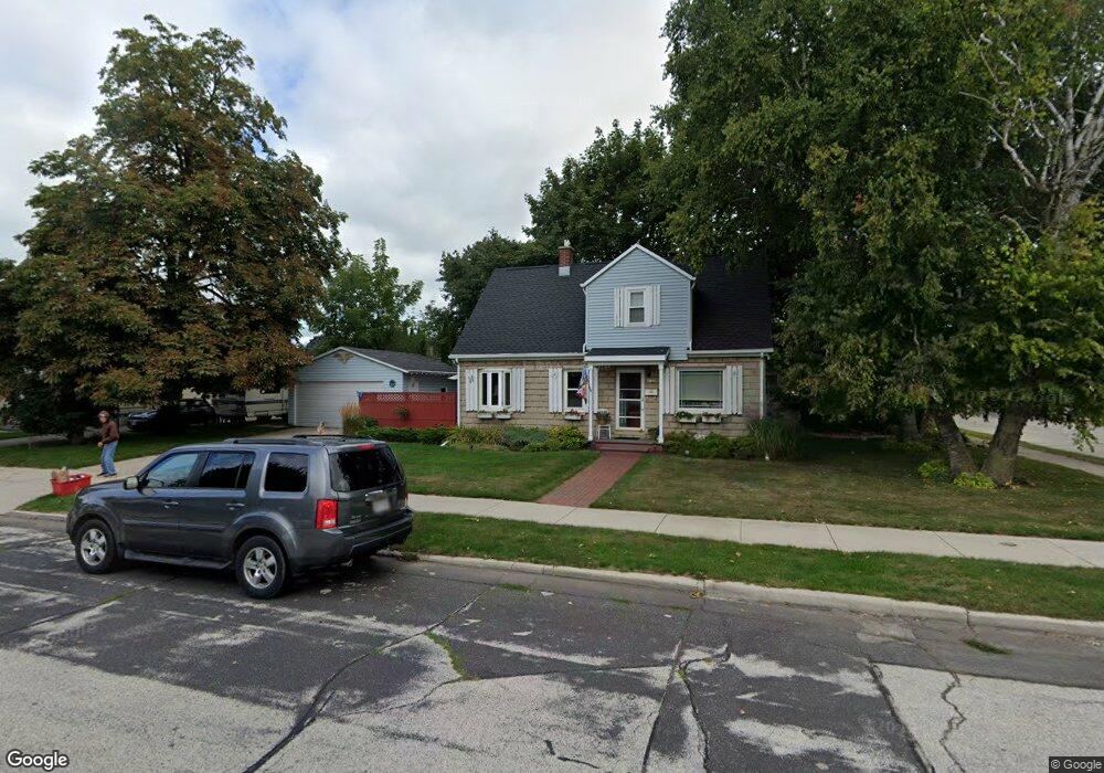 2106 La Follette Ave, Manitowoc, WI 54220 - photo 1