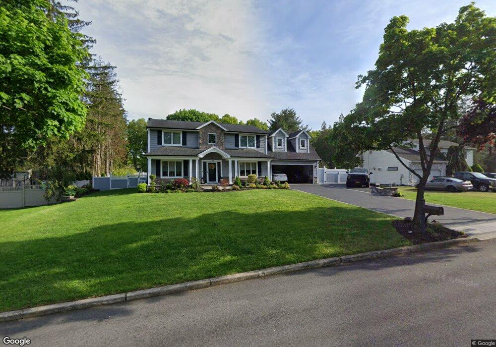 19 Pinetree Ct, ComMacK, NY 11725 - photo 1