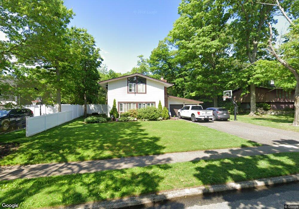 28 Deepdale Dr, ComMacK, NY 11725 - photo 1