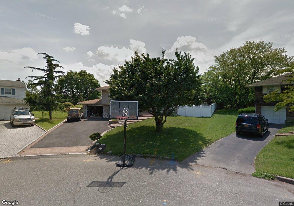 8 Plum Tree Ln, ComMacK, NY 11725 - photo 1