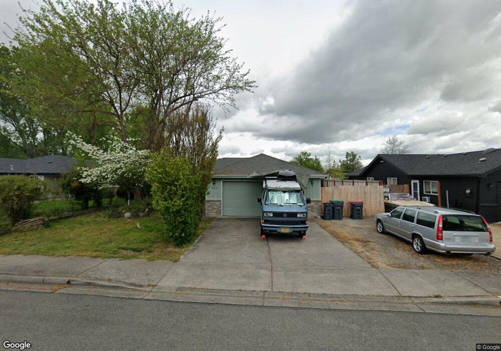 883 Forest Glen Dr, Central Point, OR 97502 - photo 1