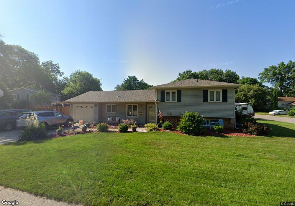 1709 Elmwood Ct, Bettendorf, IA 52722 - photo 1