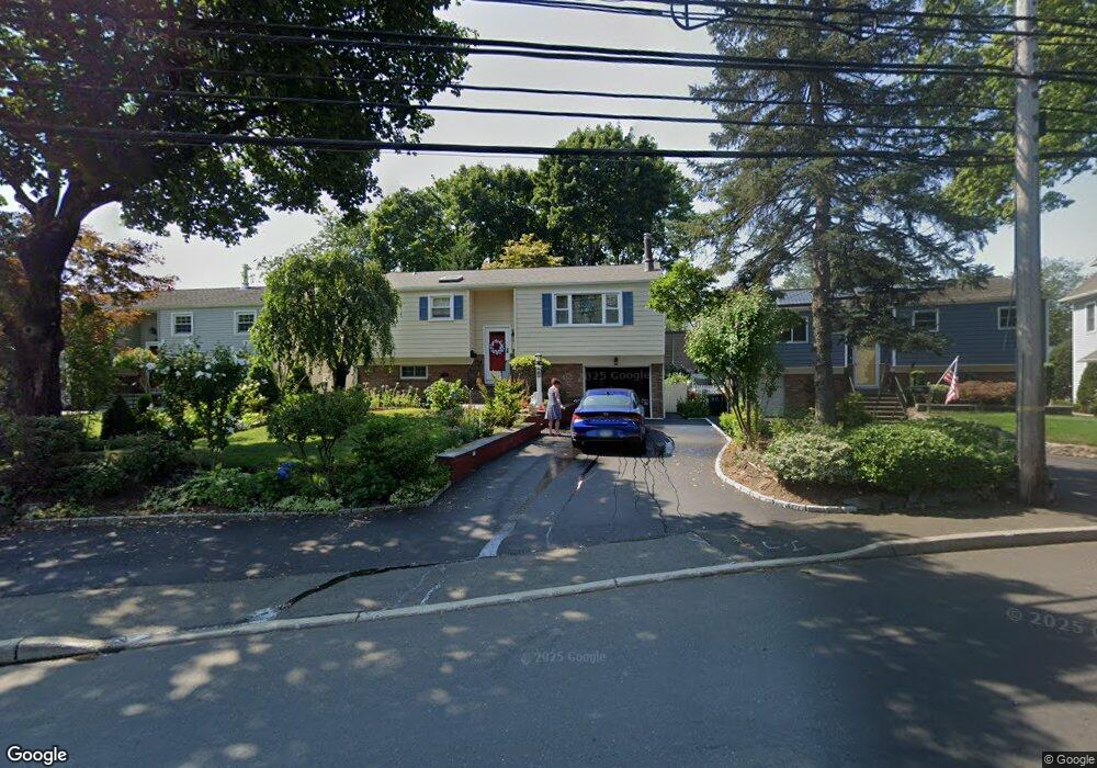 79 Woodway Rd, Stamford, CT 06907 - photo 1