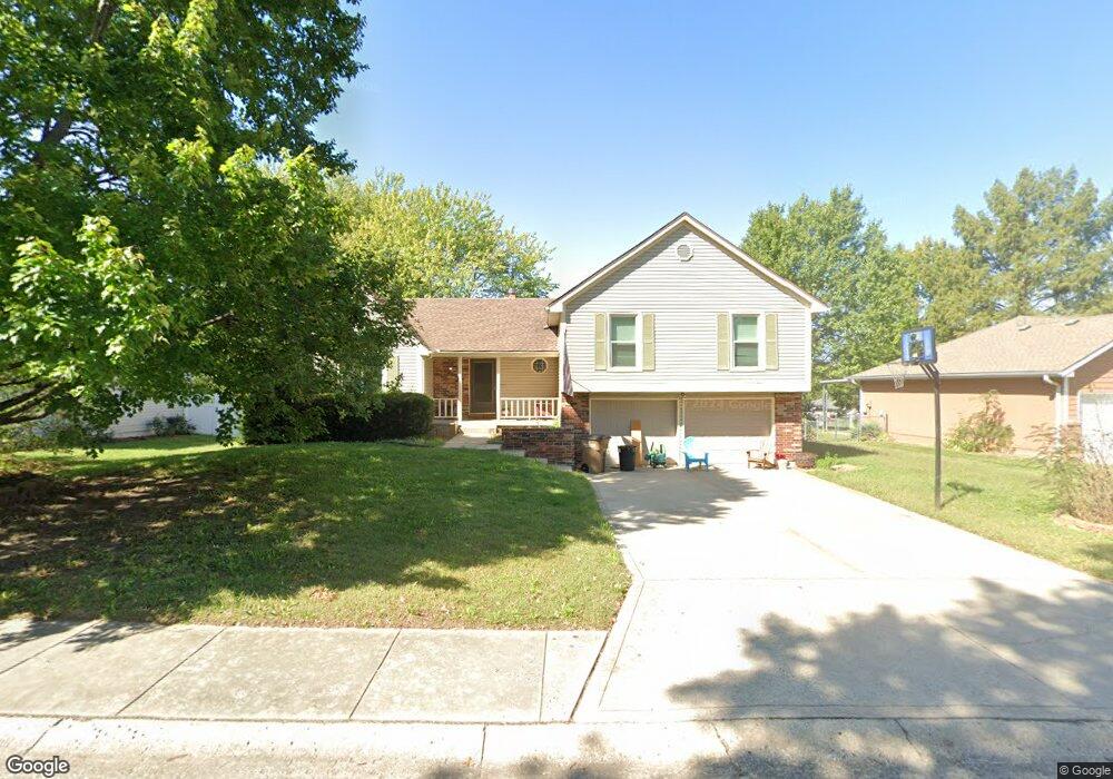 518 N Jefferson St, Raymore, MO 64083 - photo 1