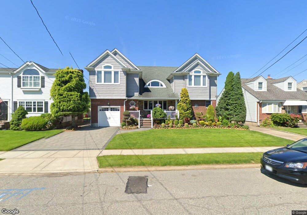 233 Mckinley Pkwy, Mineola, NY 11501 - photo 1