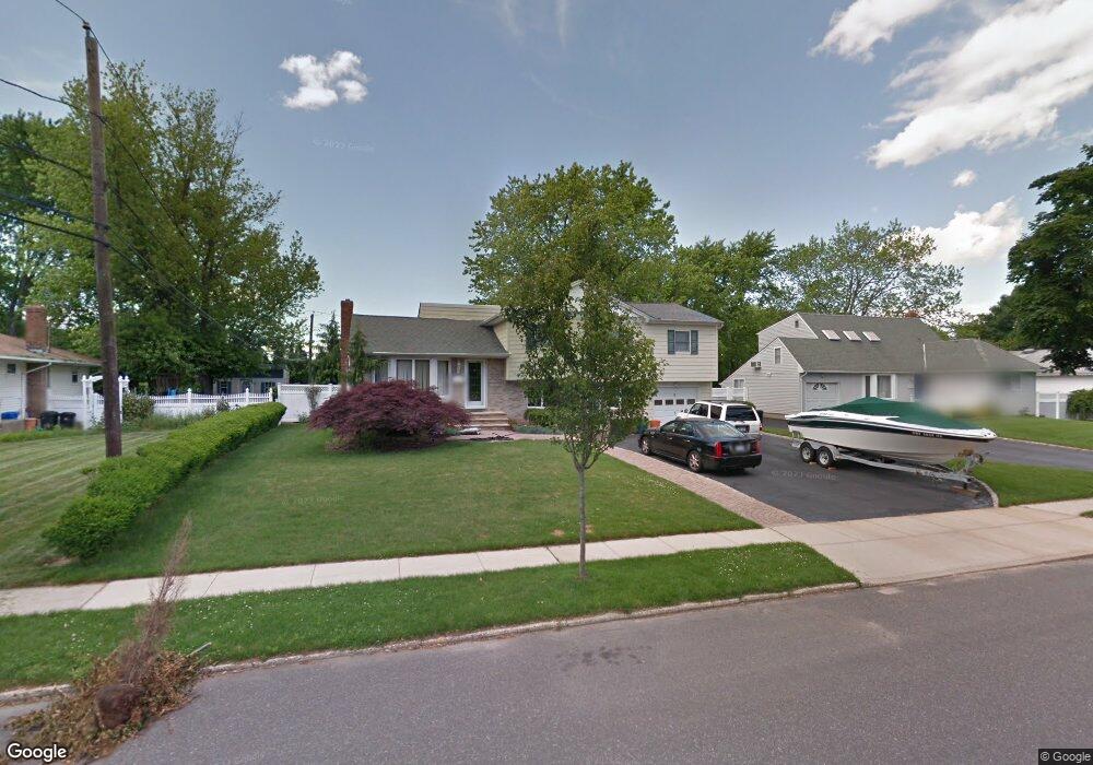 5 Pickwick Dr, ComMacK, NY 11725 - photo 1