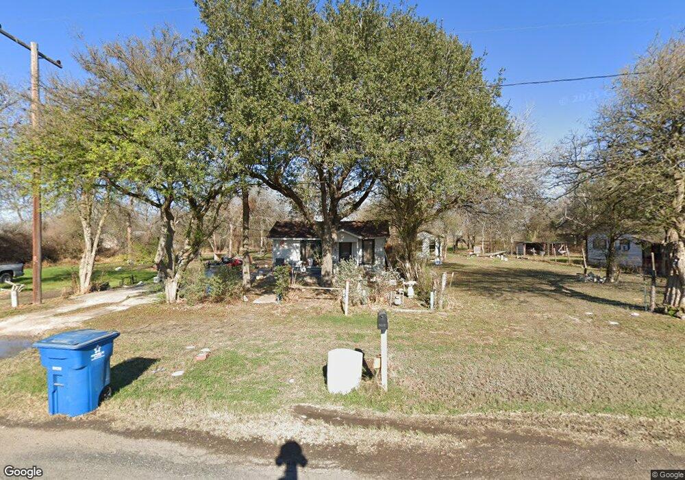 1408 W Hutchinson St, Beeville, TX 78102 - photo 1