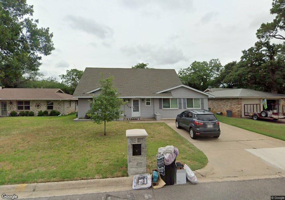 633 Oak Dr, Hurst, TX 76053 - photo 1