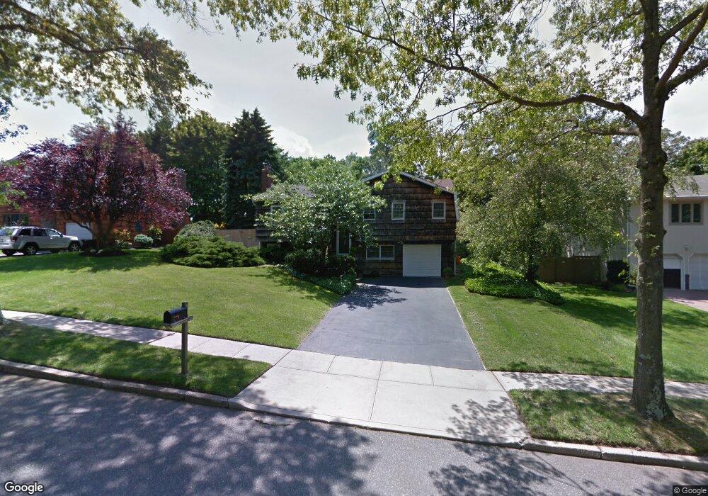 24 Sycamore Ln, ComMacK, NY 11725 - photo 1