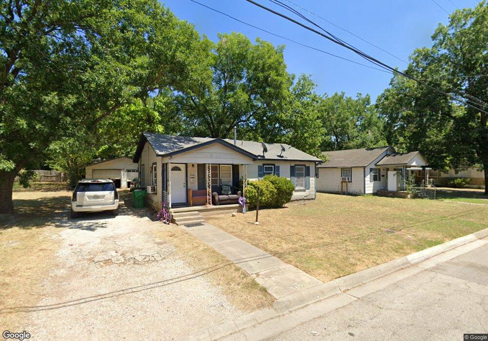 718 N Clements St, Gainesville, TX 76240 - photo 1