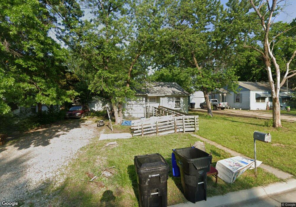 1227 SE Pinecrest Dr, Topeka, KS 66605 - photo 1