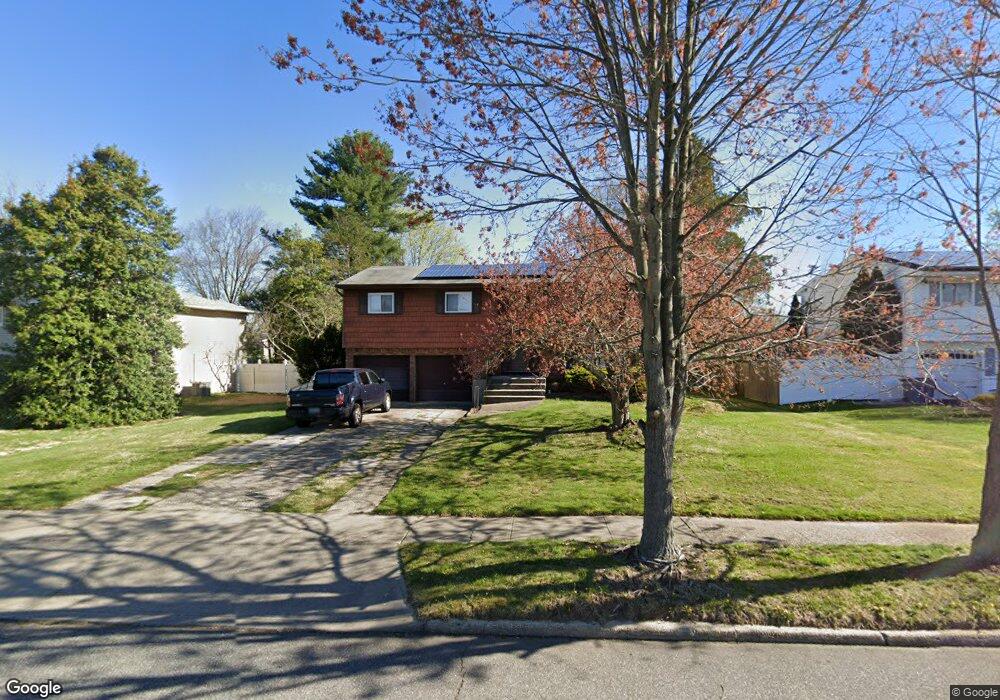 53 Pawnee Dr, ComMacK, NY 11725 - photo 1