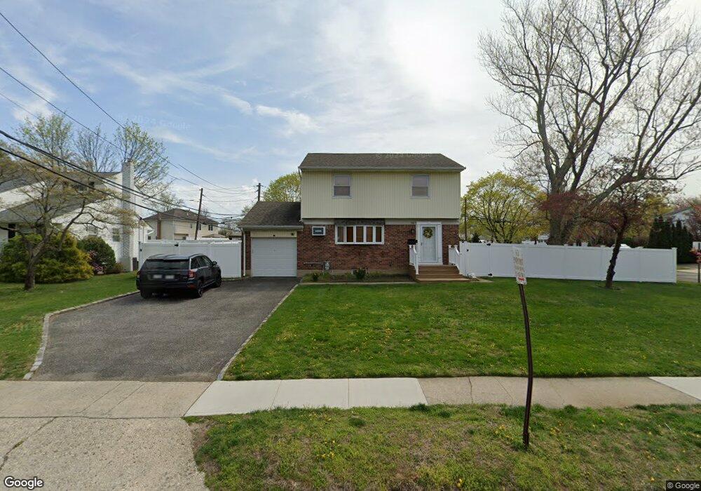 12 Hayrick Ln, ComMacK, NY 11725 - photo 1