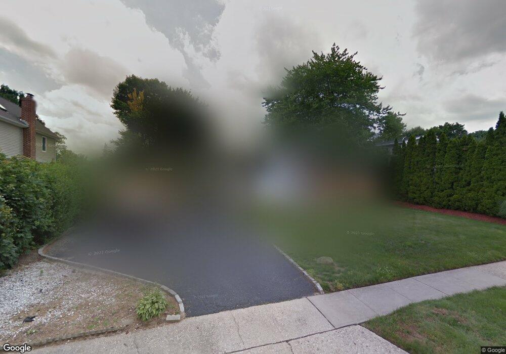 77 Hayrick Ln, ComMacK, NY 11725 - photo 1