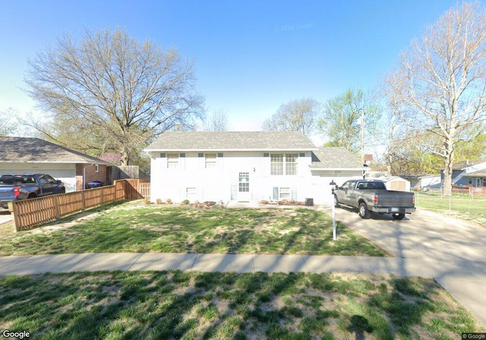 5237 SW 32nd St, Topeka, KS 66614 - photo 1
