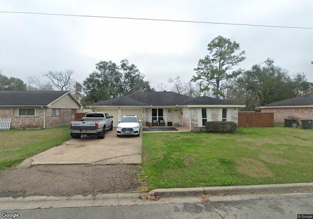 1610 W Dumble St, Alvin, TX 77511 - photo 1