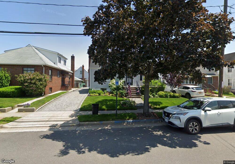 216 Andrews Rd, Mineola, NY 11501 - photo 1