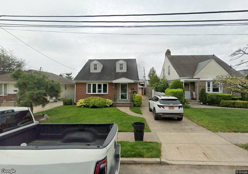 567 Greenway E, West Hempstead, NY 11552 - photo 1