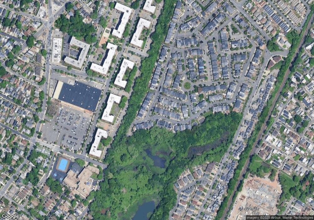 402 Skyline Dr, Staten Island, NY 10304 - photo 1