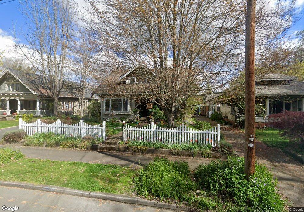 713 NW 4th St, Grants Pass, OR 97526 - photo 1