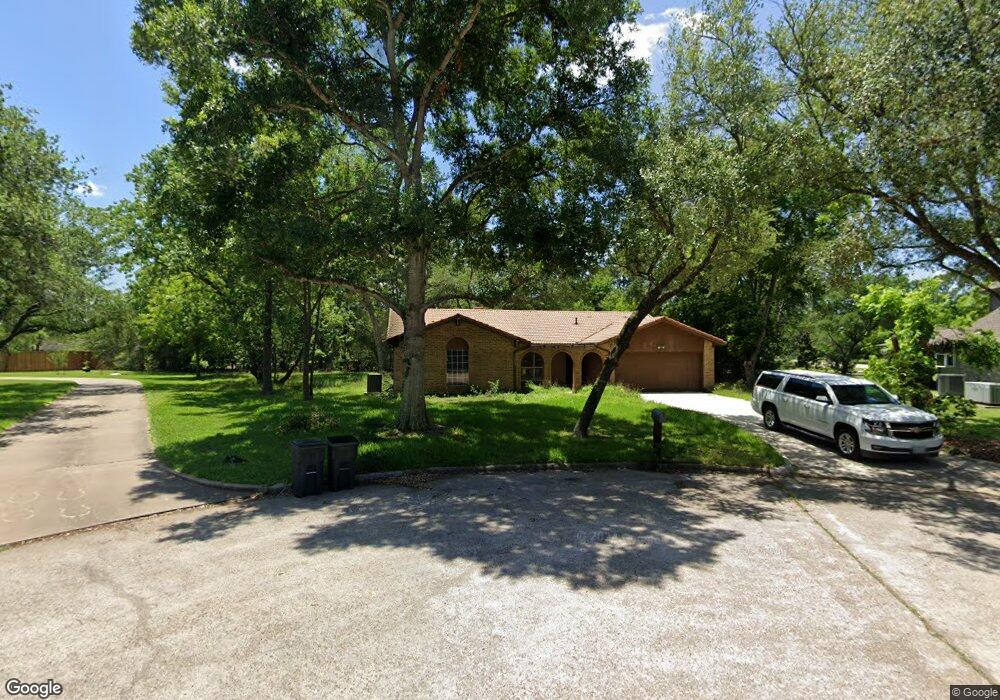 511 Williamsburg Cir, Friendswood, TX 77546 - photo 1