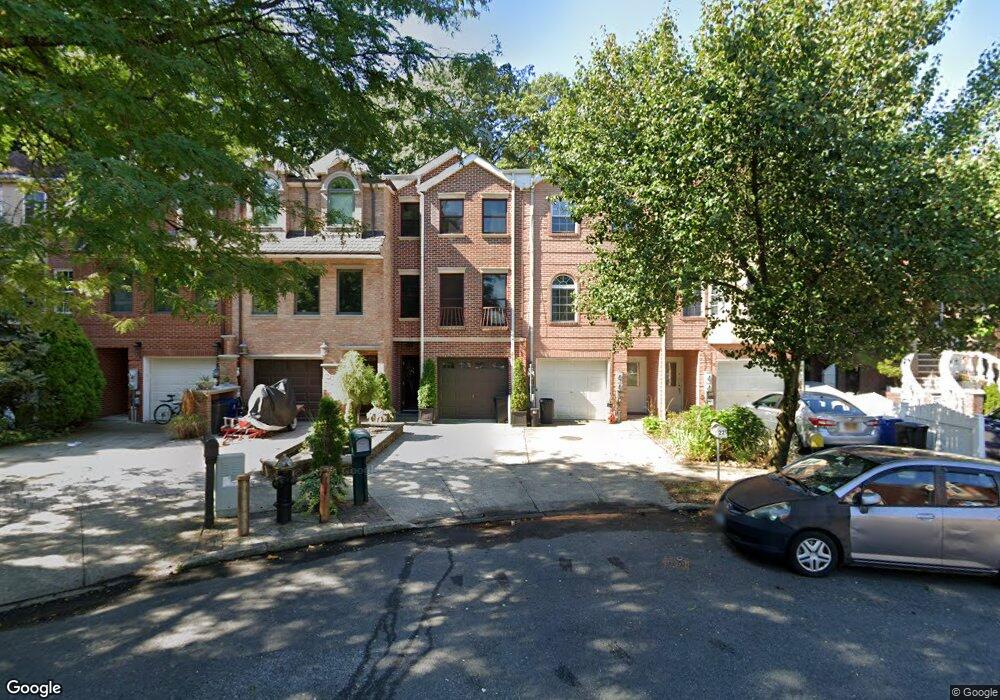 229 Wellington Ct, Staten Island, NY 10314 - photo 1