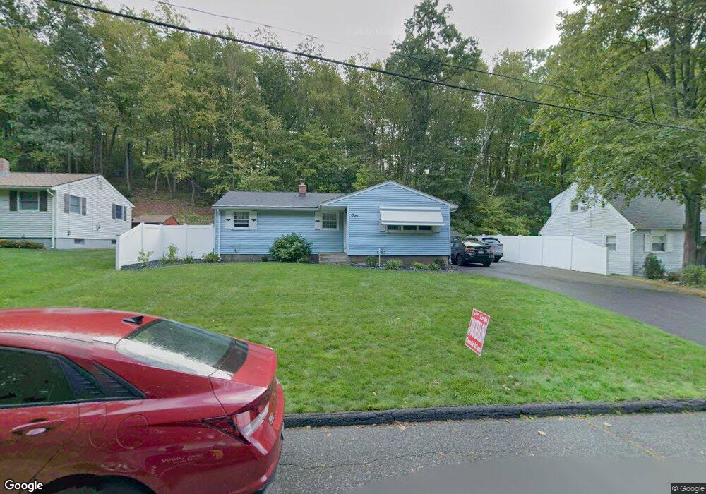 8 Wayne Ct, Holyoke, MA 01040 - photo 1