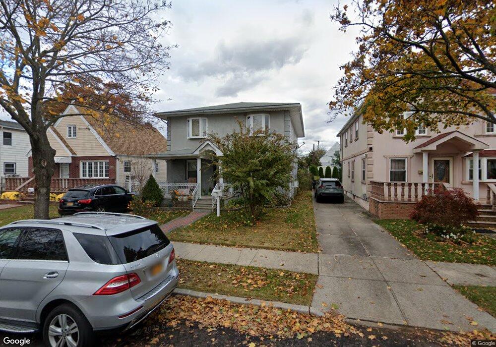 8139 259th St, Glen Oaks, NY 11004 - photo 1