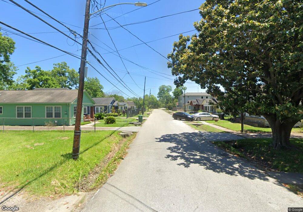 31st E 31st 1/2 St, Houston, TX 77018 - photo 1
