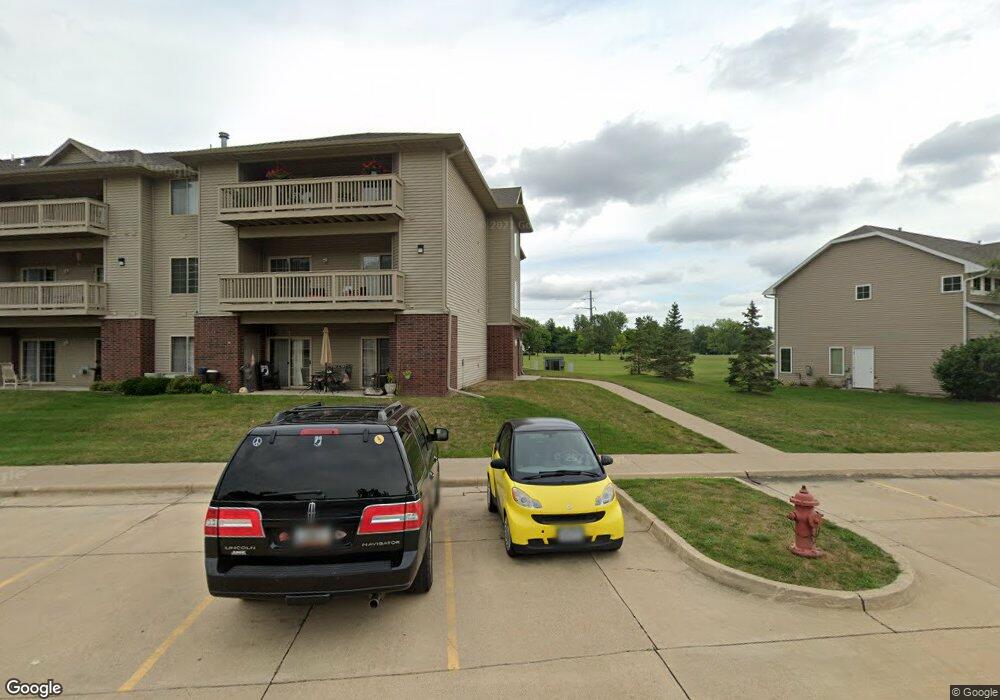 408 Cimarron Dr unit 408, Hiawatha, IA 52233 - photo 1