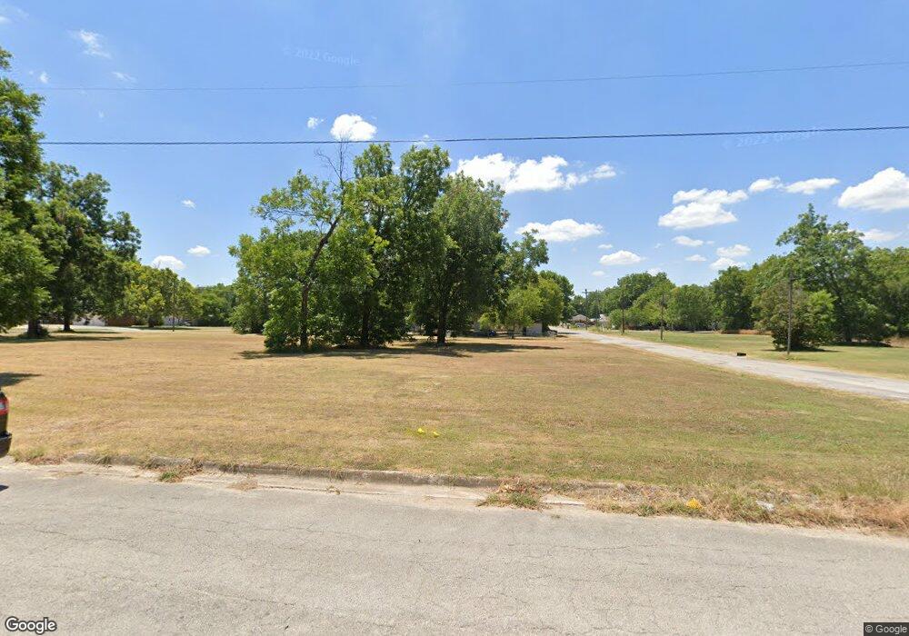 516 Hall St, Gainesville, TX 76240 - photo 1