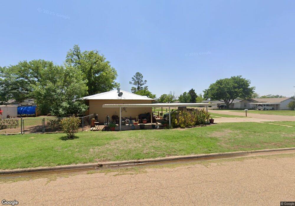 810 Zephyr St, Plainview, TX 79072 - photo 1