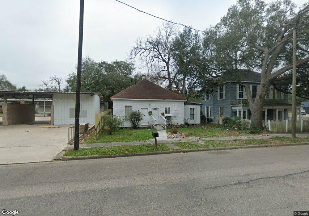 515 W Sealy St, Alvin, TX 77511 - photo 1