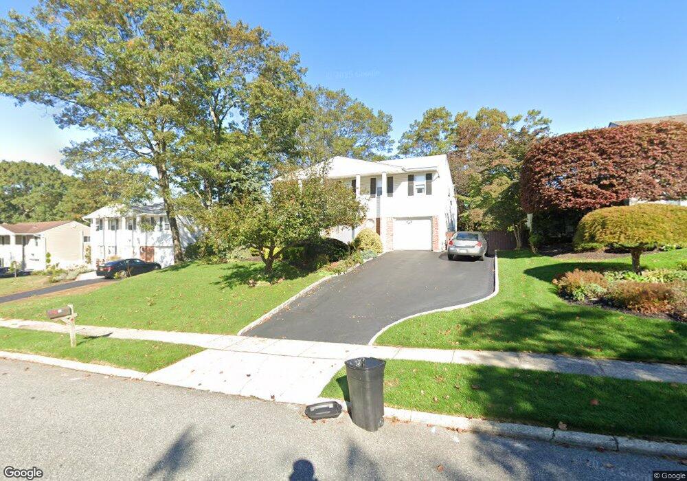 21 Wesleyan Rd, ComMacK, NY 11725 - photo 1