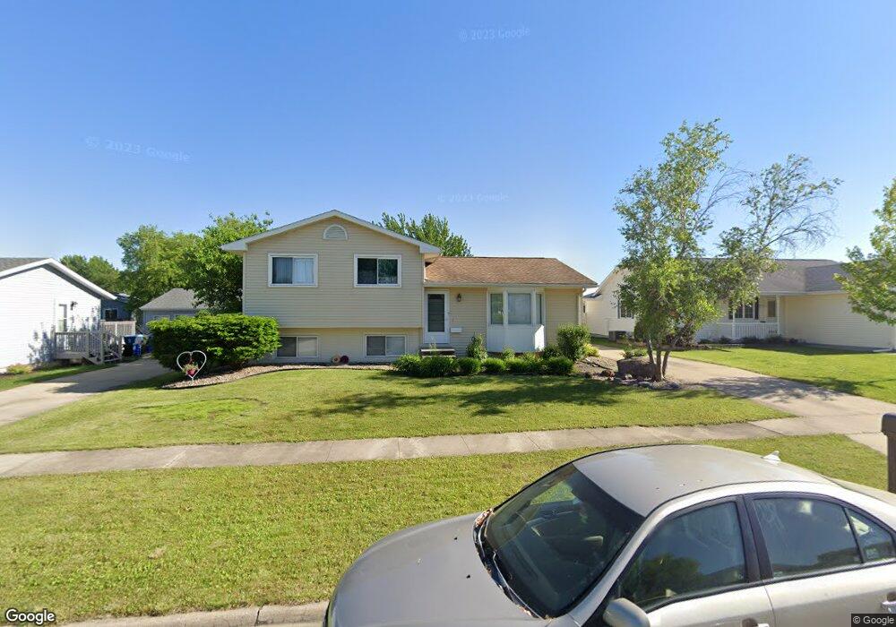 4017 Jill Dr, Waterloo, IA 50701 - photo 1