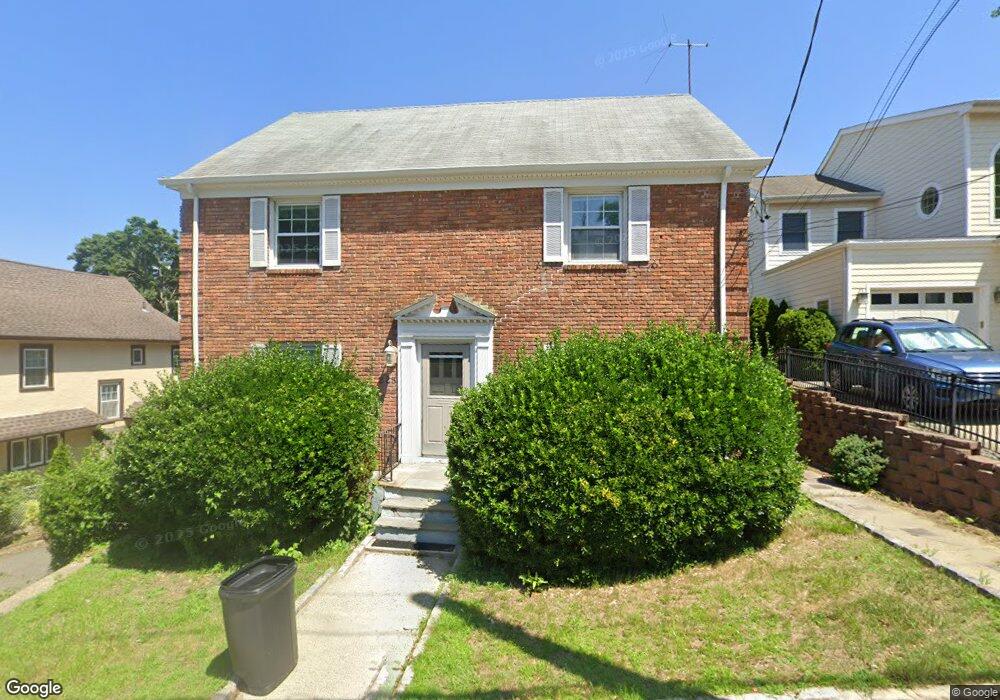 225 Thompson Shore Rd, Manhasset, NY 11030 - photo 1