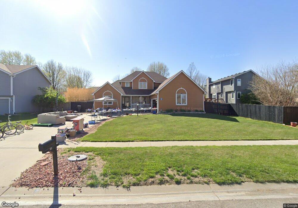 2131 SW Pondview Dr, Topeka, KS 66614 - photo 1