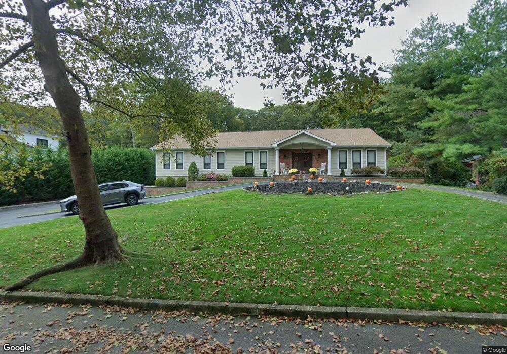 18 Sleepy Hollow Ln, Dix Hills, NY 11746 - photo 1