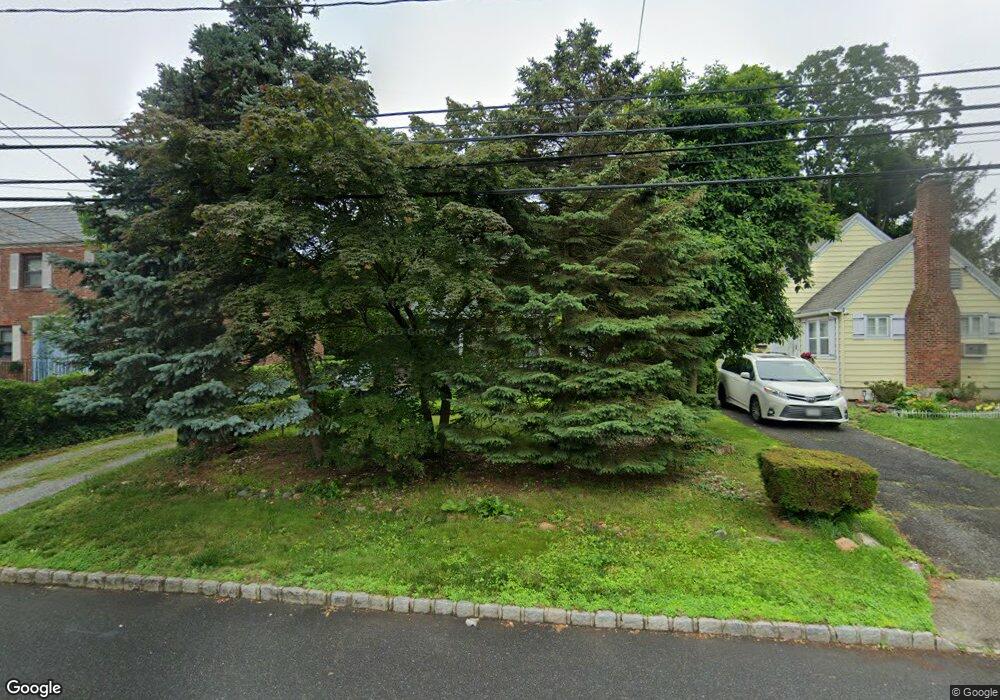 24 Spruce St, Great Neck, NY 11021 - photo 1