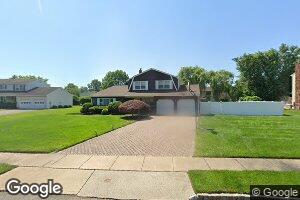 9 Jay Ct, Kendall Park, NJ 08824
