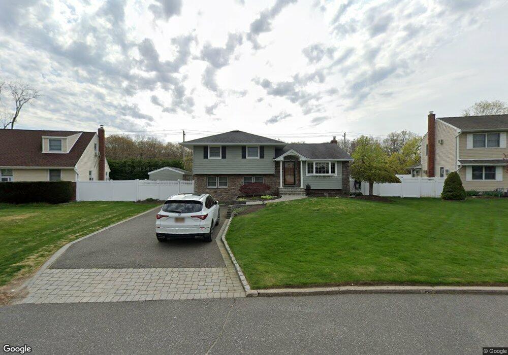 31 Sparton Ln, ComMacK, NY 11725 - photo 1