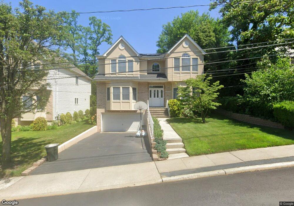 201 Thompson Shore Rd, Manhasset, NY 11030 - photo 1