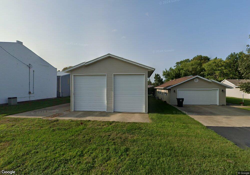 805 Beecher Dr, Tuscola, IL 61953 - photo 1