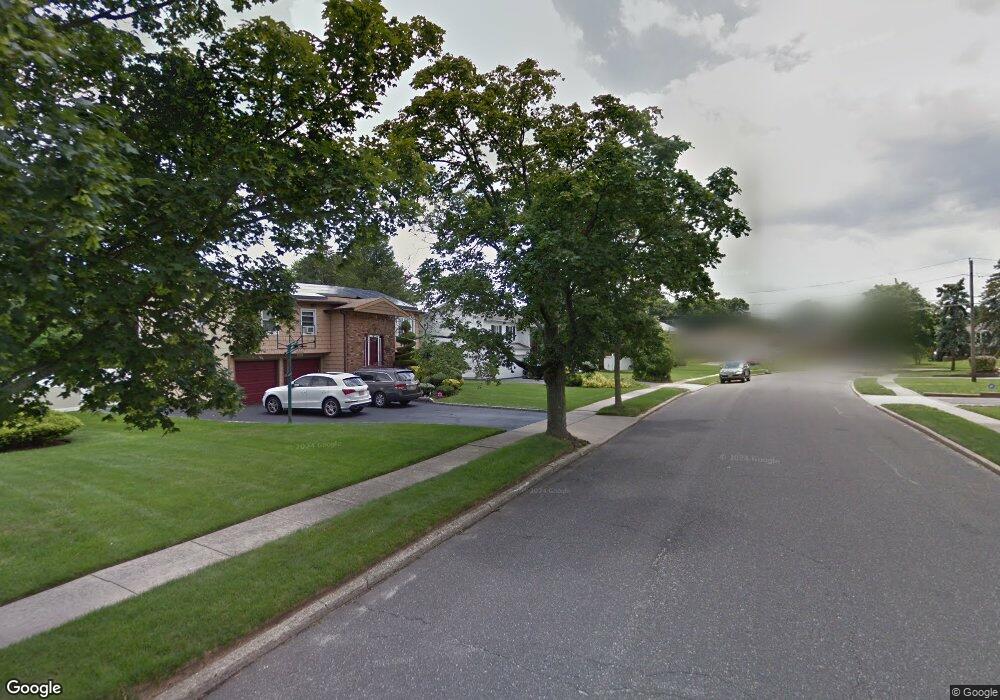 15 Shaker Ridge Ln, ComMacK, NY 11725 - photo 1