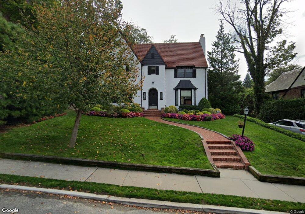 2 Darley Rd, Great Neck, NY 11021 - photo 1