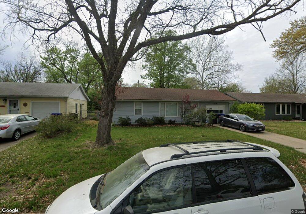 1613 SW Burnett Rd, Topeka, KS 66604 - photo 1